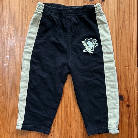 HOCKEY BUNDLE Pittsburgh Penguins bodysuit and pants and more - Picture 4 of 8